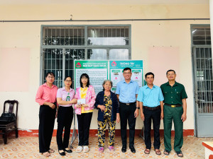 Trao tặng học bổng cho học sinh khó khăn đầu năm học 2025 -2026