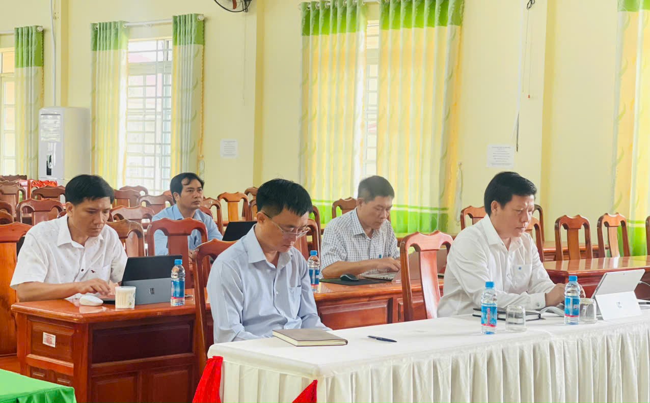 /Users/admin/Desktop/ĐẠI BIỂU HNTT.jpg