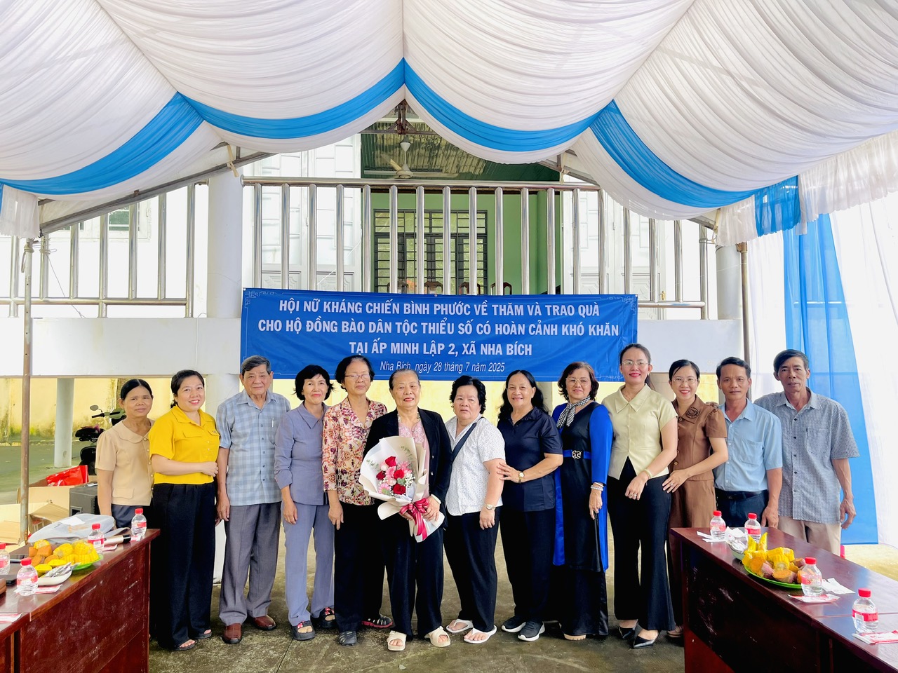 /Users/admin/Desktop/tặng hoa.jpg