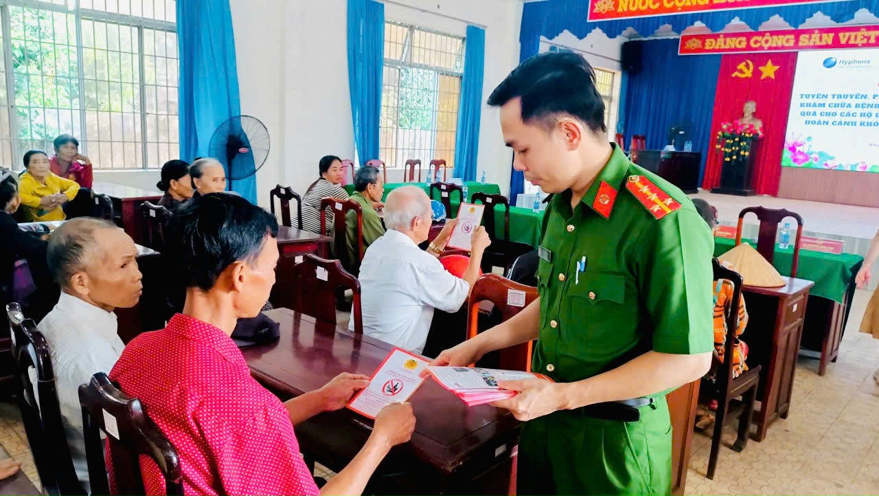 TUYÊN%20TRUỲNE.jpg