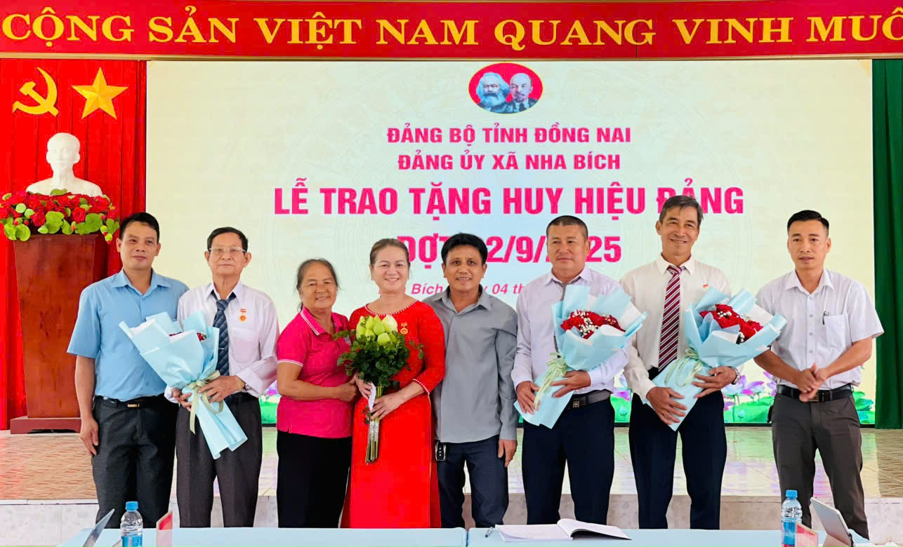 chi%20bộ%20tặng%20hoa.jpg