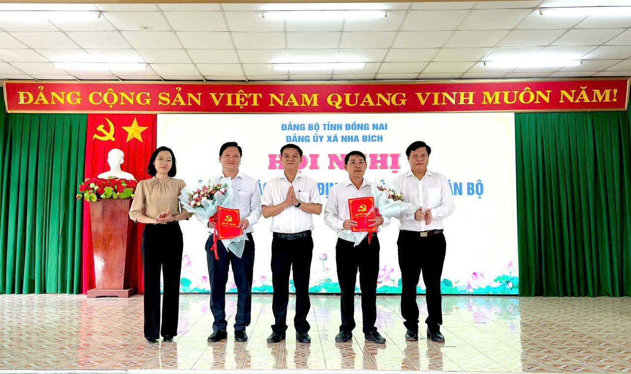 /Users/admin/Desktop/trao quyết định.jpg