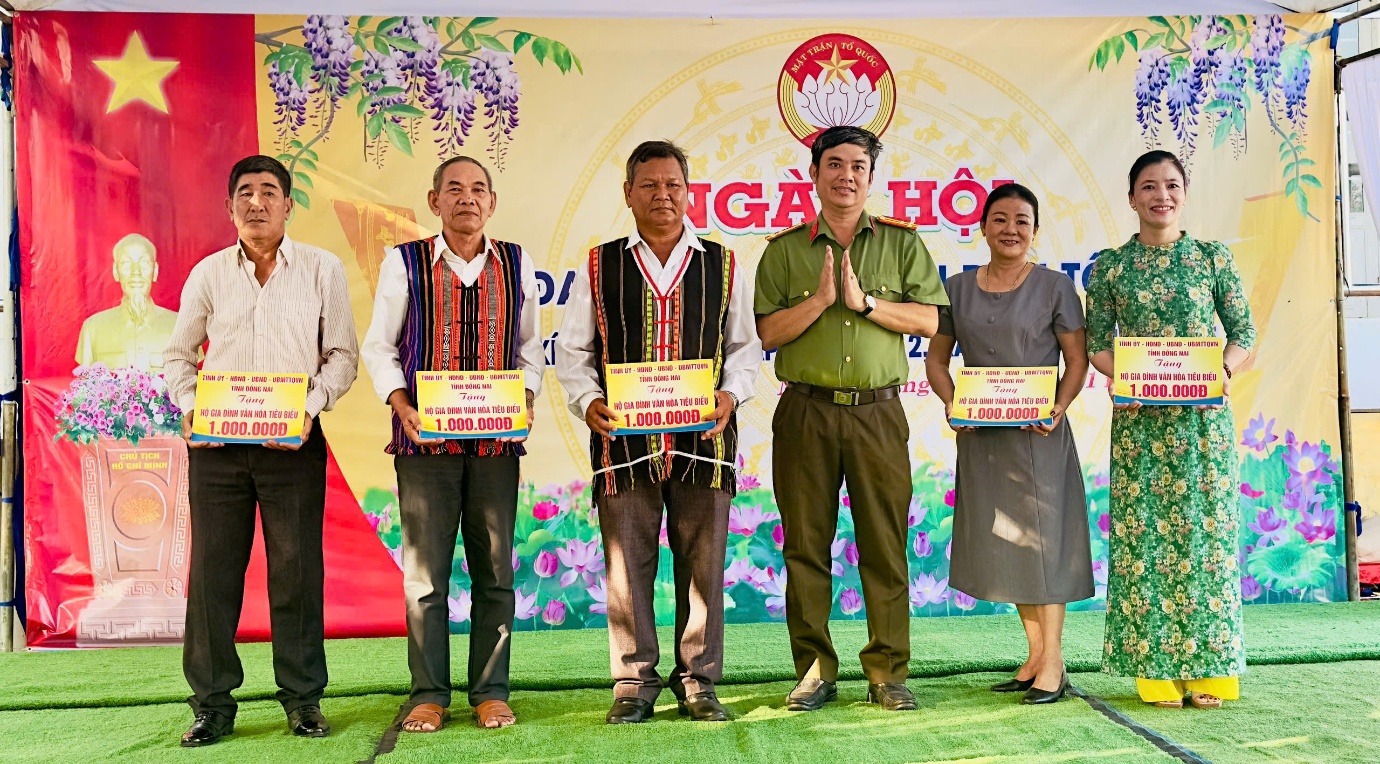 ''A group of people standing together

AI-generated content may be incorrect.''